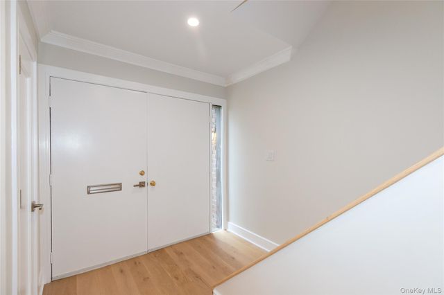 18 Acorn Ponds Drive, Roslyn, NY 11576