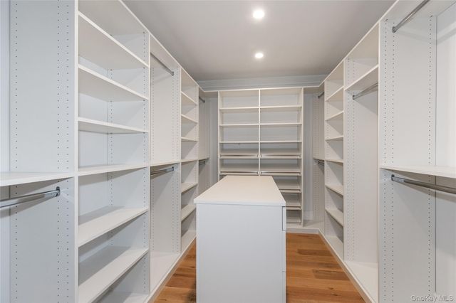 18 Acorn Ponds Drive, Roslyn, NY 11576