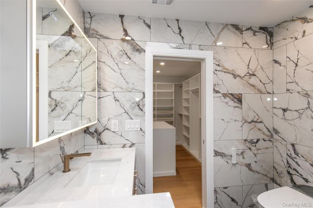 18 Acorn Ponds Drive, Roslyn, NY 11576