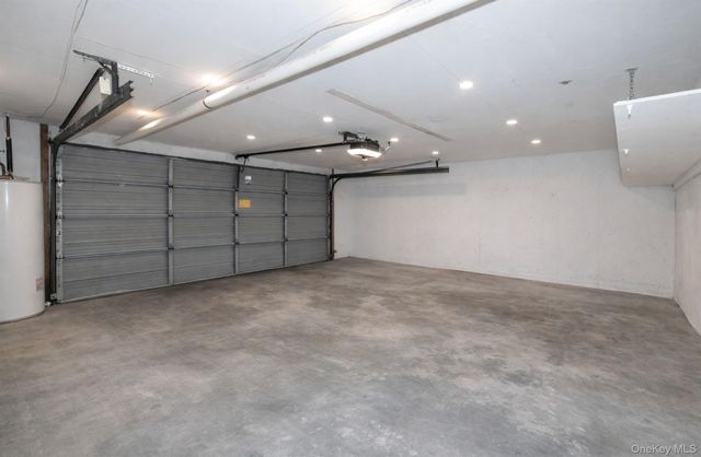 18 Acorn Ponds Drive, Roslyn, NY 11576