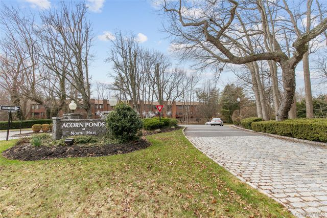 18 Acorn Ponds Drive, Roslyn, NY 11576