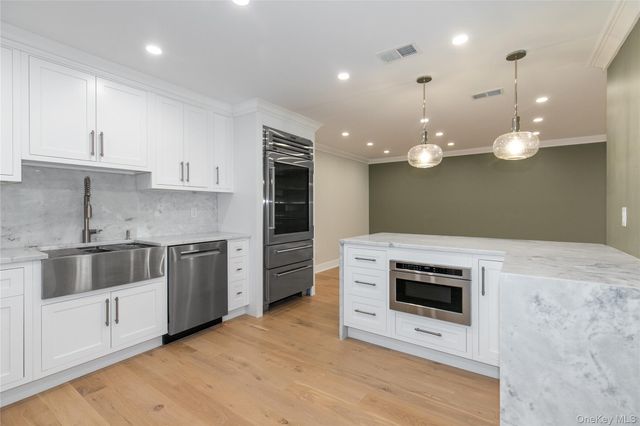 18 Acorn Ponds Drive, Roslyn, NY 11576