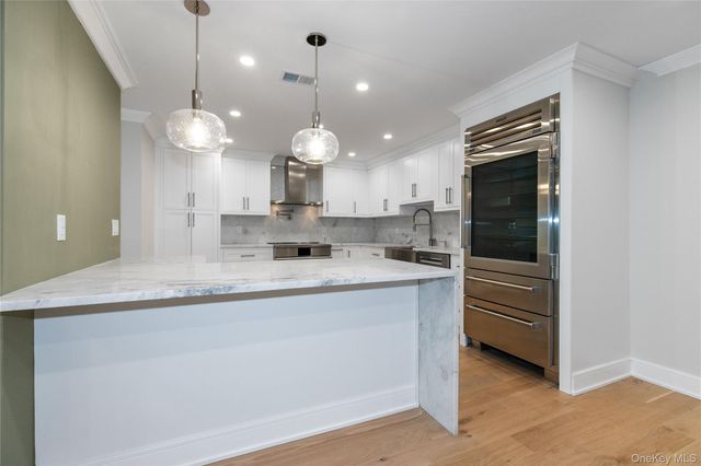 18 Acorn Ponds Drive, Roslyn, NY 11576