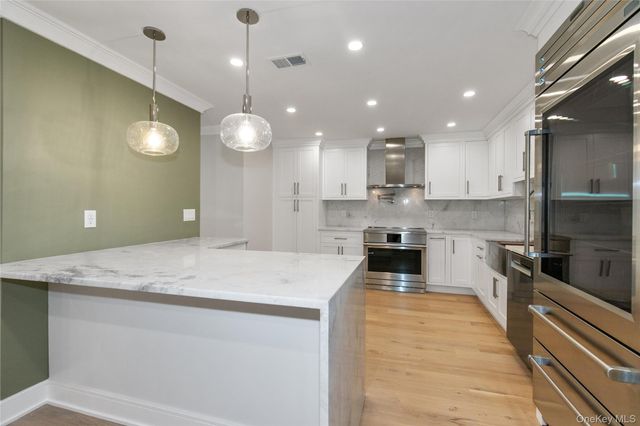 18 Acorn Ponds Drive, Roslyn, NY 11576