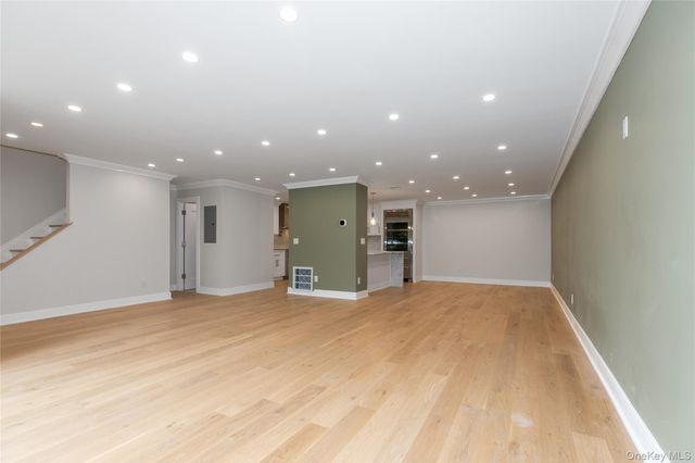 18 Acorn Ponds Drive, Roslyn, NY 11576