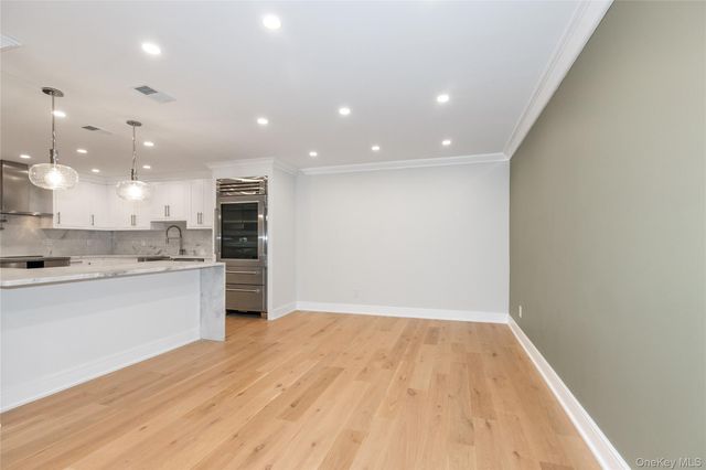 18 Acorn Ponds Drive, Roslyn, NY 11576