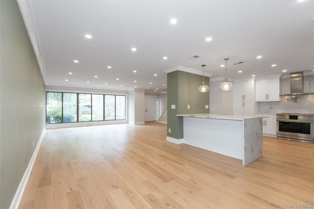 18 Acorn Ponds Drive, Roslyn, NY 11576