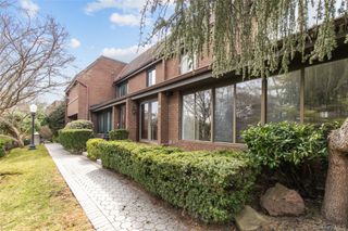 18 Acorn Ponds Drive, Roslyn, NY 11576