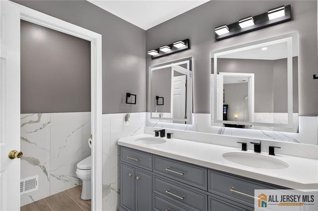 422 Ansley Court, Morganville, NJ 07751