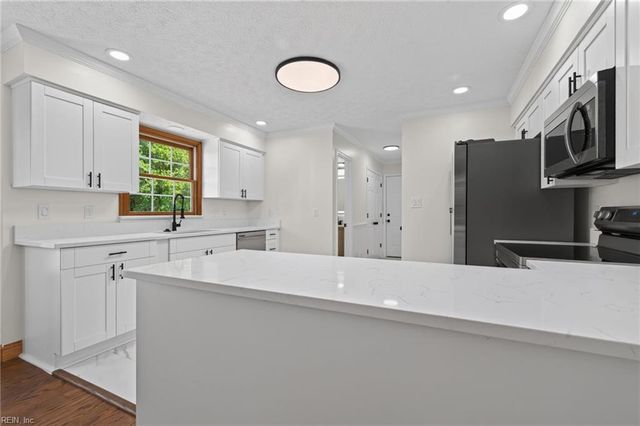 204 Halles RN, Yorktown, VA 23693