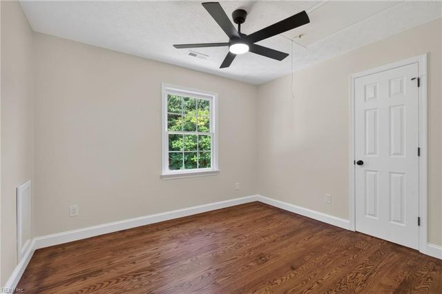 204 Halles RN, Yorktown, VA 23693