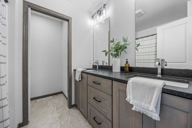 1021 61st Avenue W, West Fargo, ND 58047