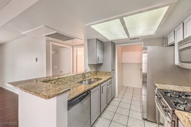 7100 PIRATES COVE Road 1045, Las Vegas, NV 89145