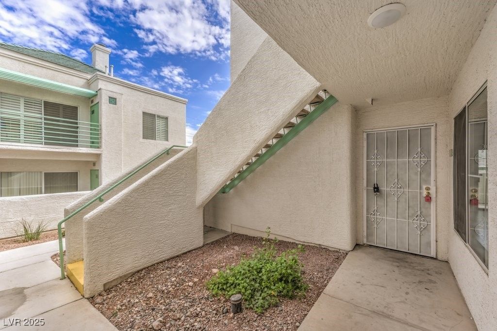Image 3 of property listing at 7100 PIRATES COVE Road 1045, Las Vegas, NV 89145