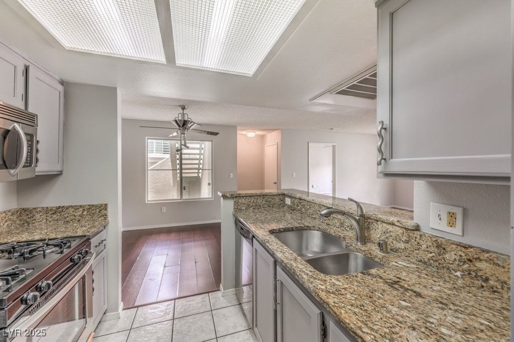 Image 4 of property listing at 7100 PIRATES COVE Road 1045, Las Vegas, NV 89145