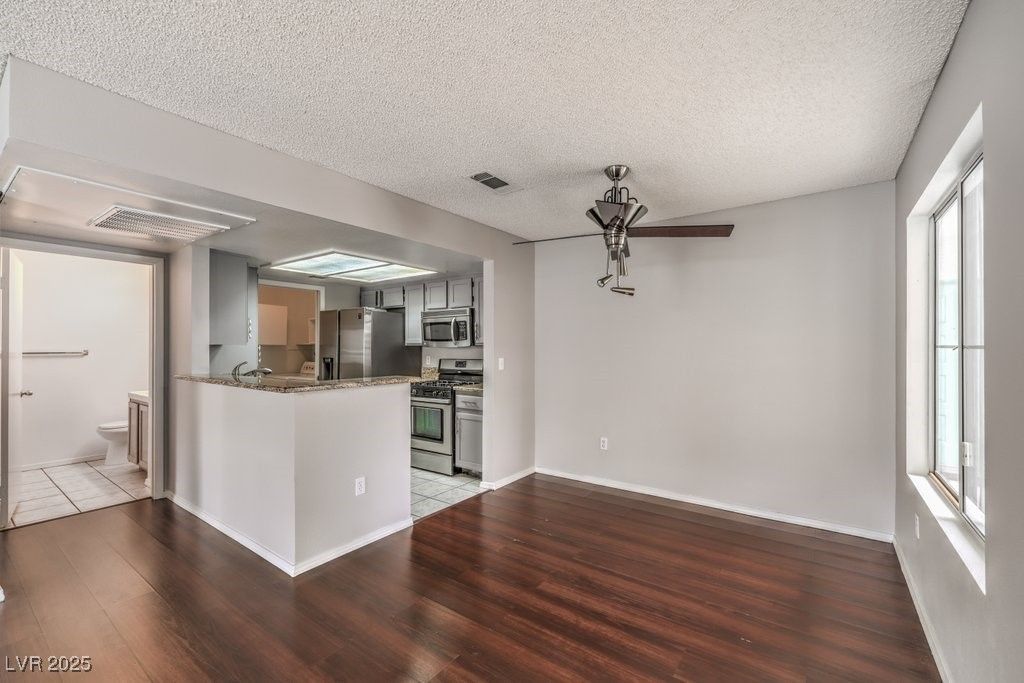 Image 7 of property listing at 7100 PIRATES COVE Road 1045, Las Vegas, NV 89145