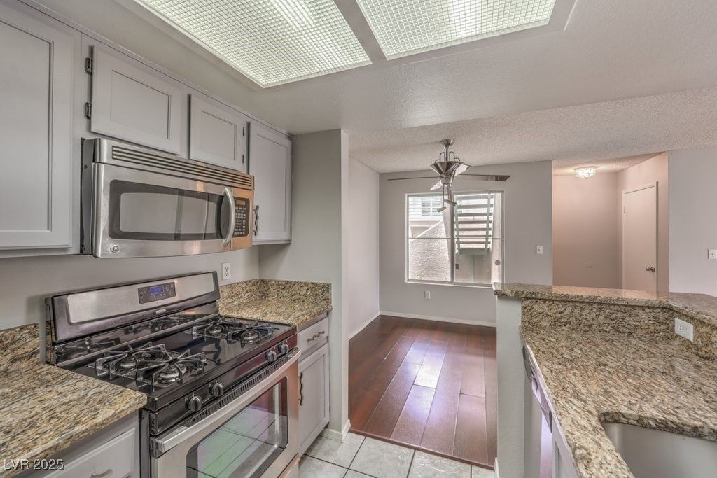 Image 9 of property listing at 7100 PIRATES COVE Road 1045, Las Vegas, NV 89145