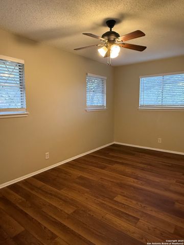 5706 Gomer Pyle Dr, San Antonio, TX 78240