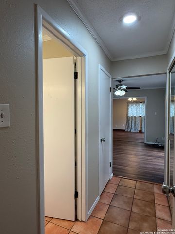 5706 Gomer Pyle Dr, San Antonio, TX 78240