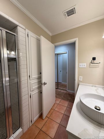 5706 Gomer Pyle Dr, San Antonio, TX 78240