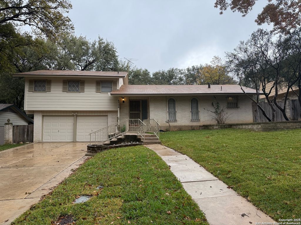 5706 Gomer Pyle Dr, San Antonio, TX 78240