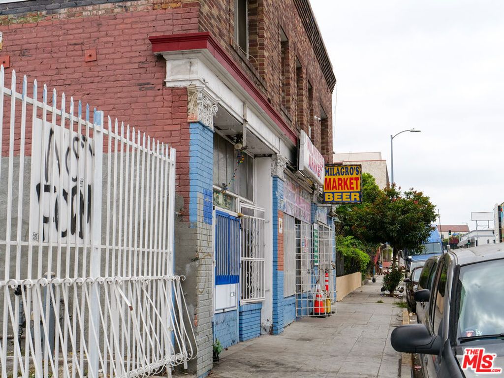Image 11 of property listing at 1214 W 8th Street, Los Angeles, CA 90017