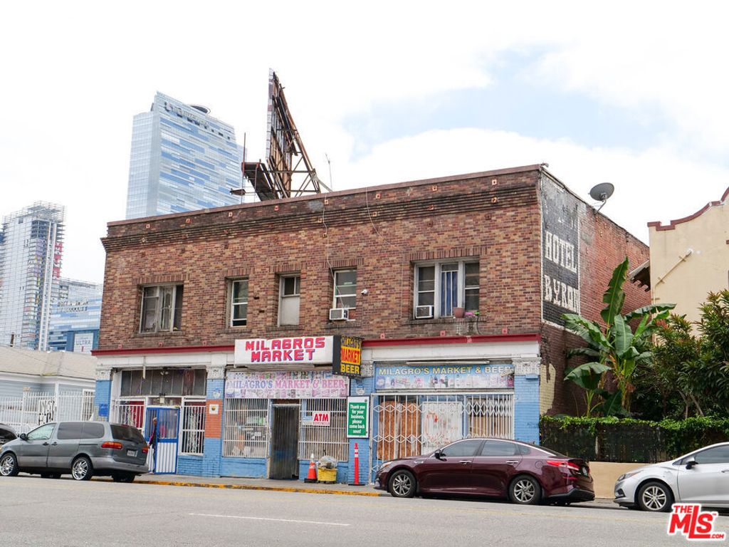 Image 18 of property listing at 1214 W 8th Street, Los Angeles, CA 90017