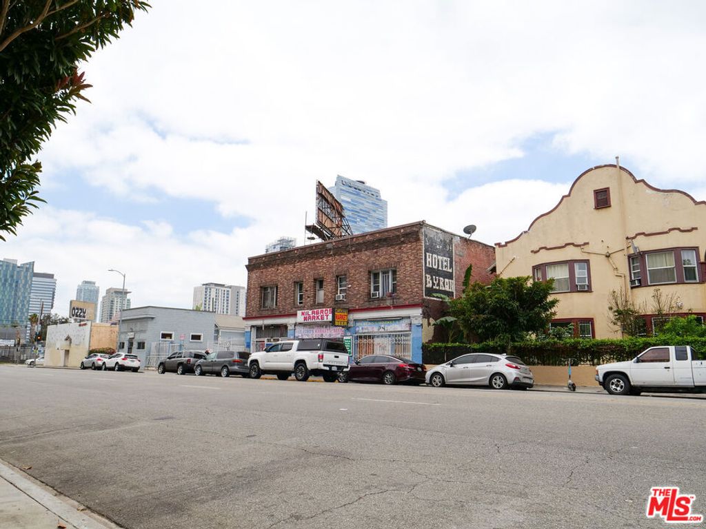 Image 19 of property listing at 1214 W 8th Street, Los Angeles, CA 90017