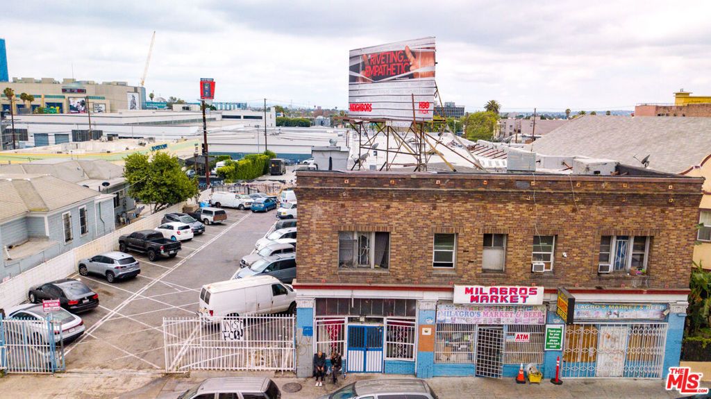 Image 4 of property listing at 1214 W 8th Street, Los Angeles, CA 90017