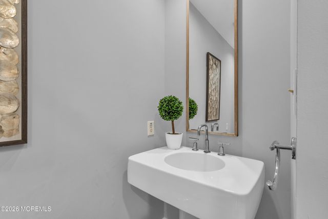 19 W Parkway Place, Holmdel, NJ 07733