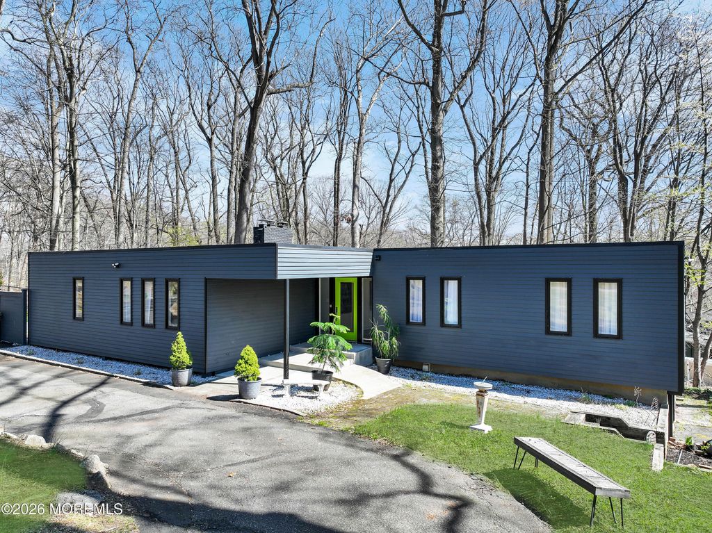 19 W Parkway Place, Holmdel, NJ 07733