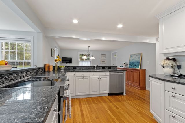96 Whittemore St, Concord, MA 01742