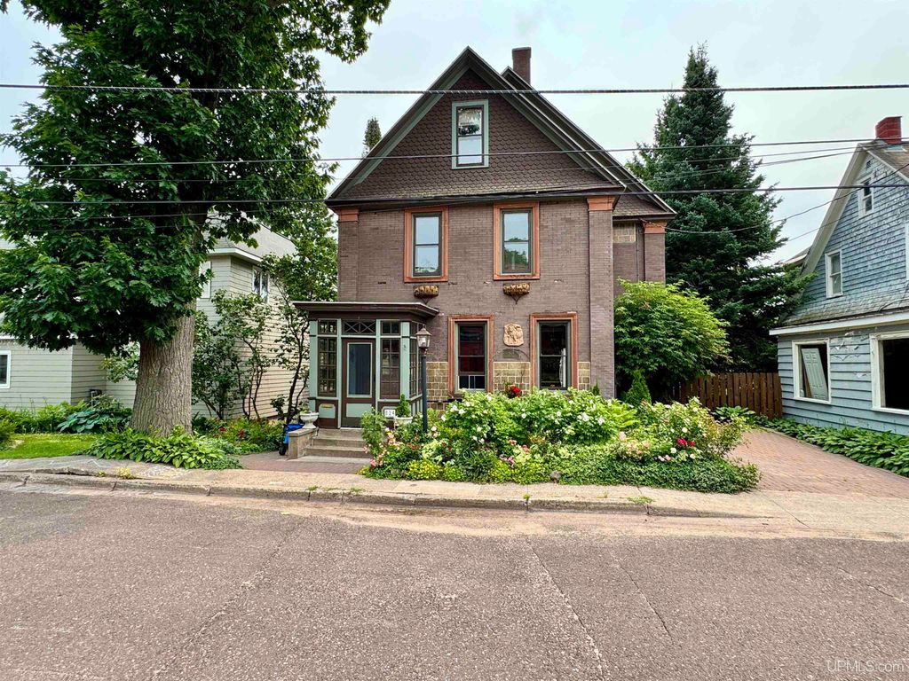 624 Lake Avenue, Hancock, MI 49930