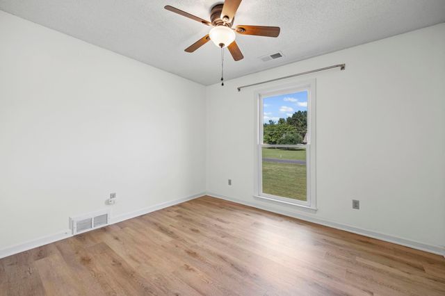 10661 CHAPEL HILL RD, Lakeland, TN 38002