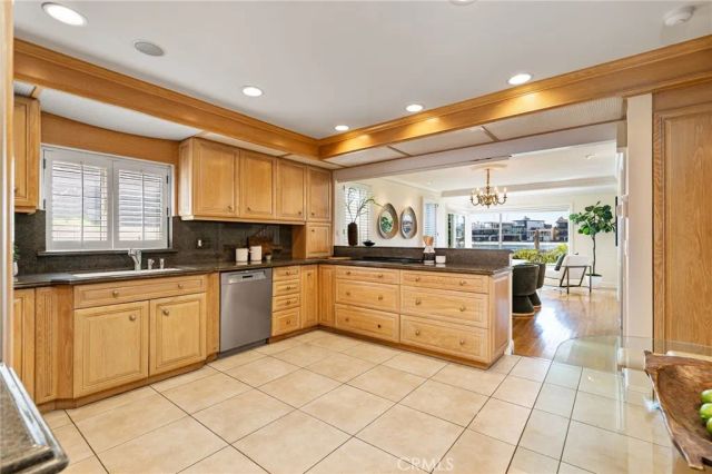 5585 E Corso Di Napoli, Long Beach, CA 90803