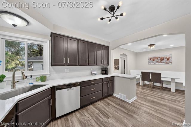 1124 E Windemere Avenue, Royal Oak, MI 48073