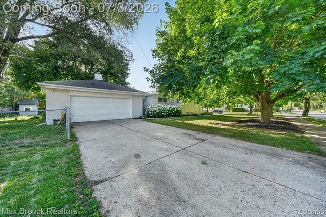 1124 E Windemere Avenue, Royal Oak, MI 48073