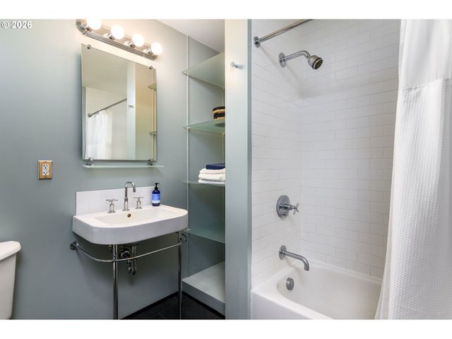 1400 Nw IRVING St, Portland, OR 97209