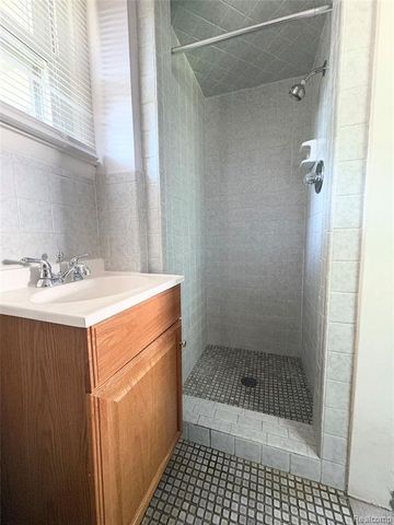 3441 E Maple Avenue, Burton, MI 48529