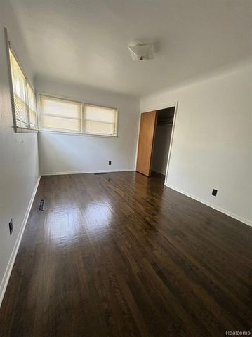3441 E Maple Avenue, Burton, MI 48529