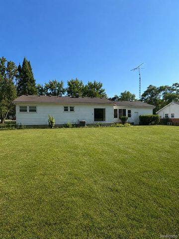 3441 E Maple Avenue, Burton, MI 48529
