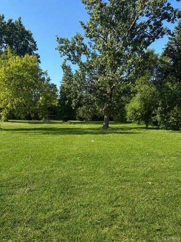 3441 E Maple Avenue, Burton, MI 48529