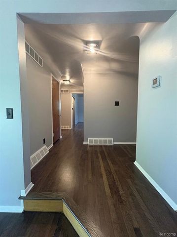 3441 E Maple Avenue, Burton, MI 48529