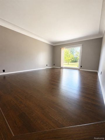 3441 E Maple Avenue, Burton, MI 48529