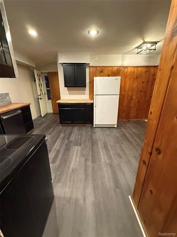 3441 E Maple Avenue, Burton, MI 48529