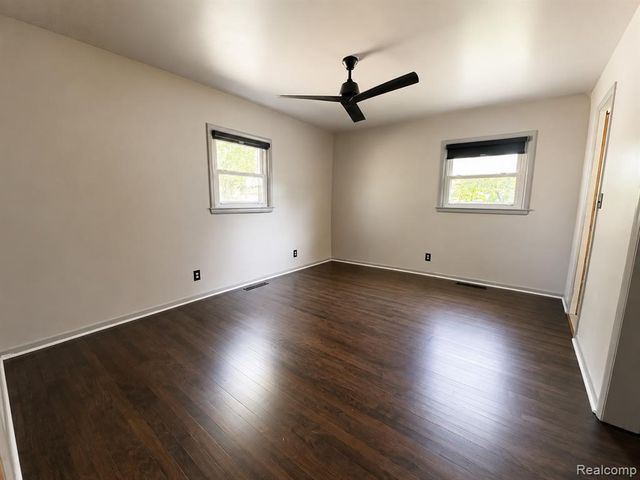 3441 E Maple Avenue, Burton, MI 48529