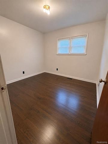 3441 E Maple Avenue, Burton, MI 48529