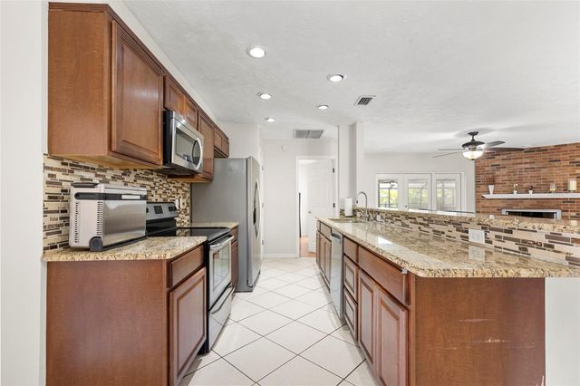 15701 COUNTRY LAKE DRIVE, Tampa, FL 33624