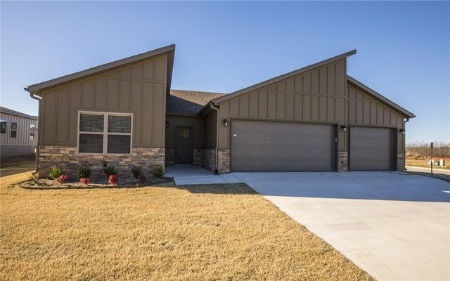 2629 N Justin Drive, Fayetteville, AR 72704
