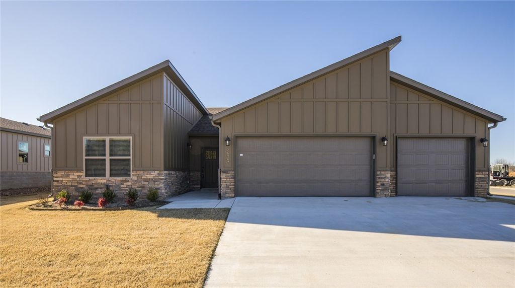 2629 N Justin Drive, Fayetteville, AR 72704
